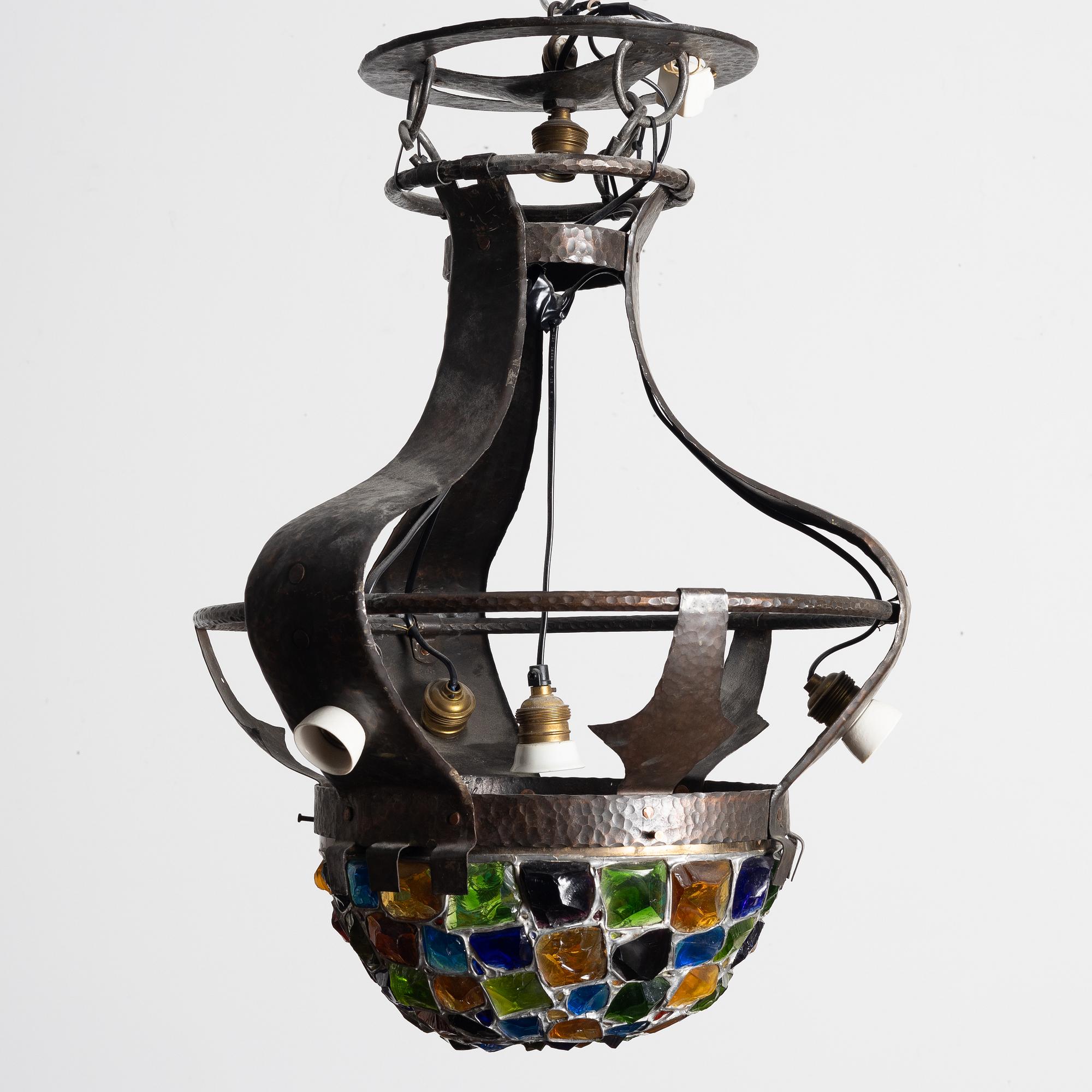 Taklampa, driven koppar, färgat glas, tidigt 1900-tal.