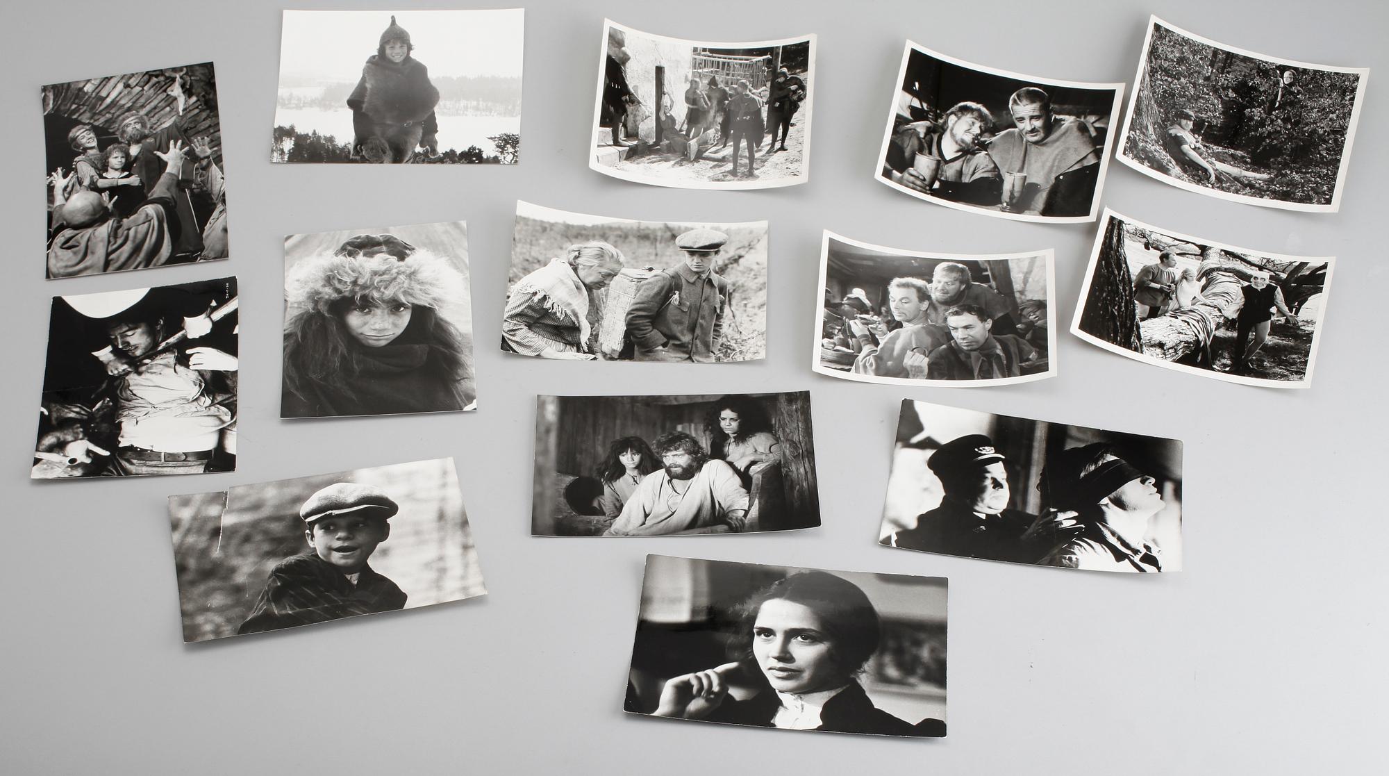 SAMLING FOTOGRAFIER, ca 100 st, 1900-talets mitt, från filminspelningar bla Sjunde Inseglet av Ingmar Bergman.