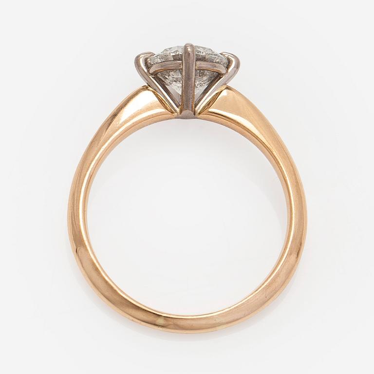 Ring, solitär, 18K guld med briljantslipad diamant 2 ct, Tarkkanen, Helsingfors 2018.