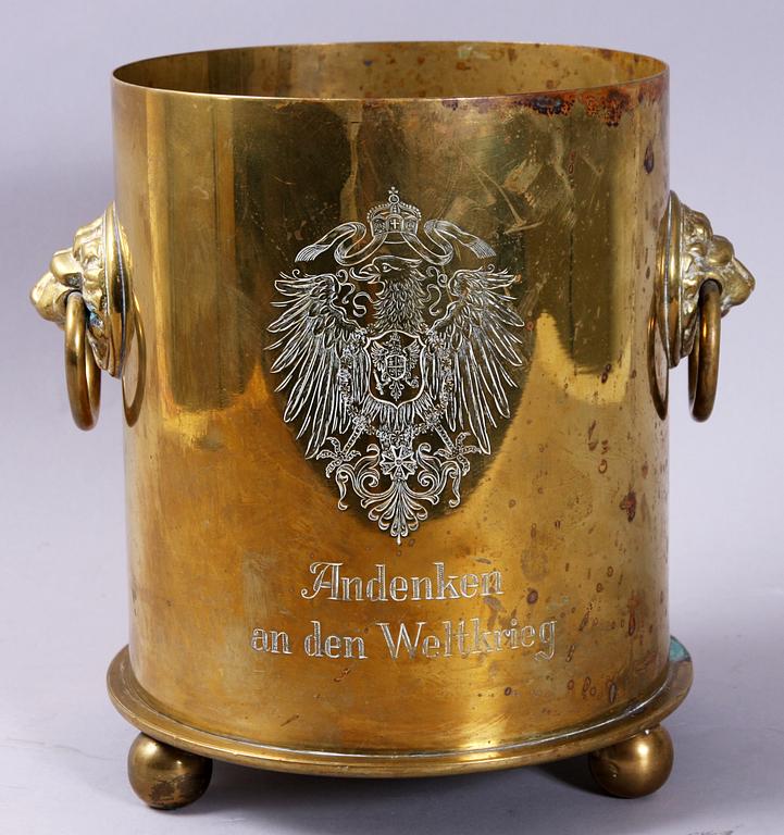 DEKORERAD KANONHYLSA, mässing, Tyskland, 1900-talets första hälft.