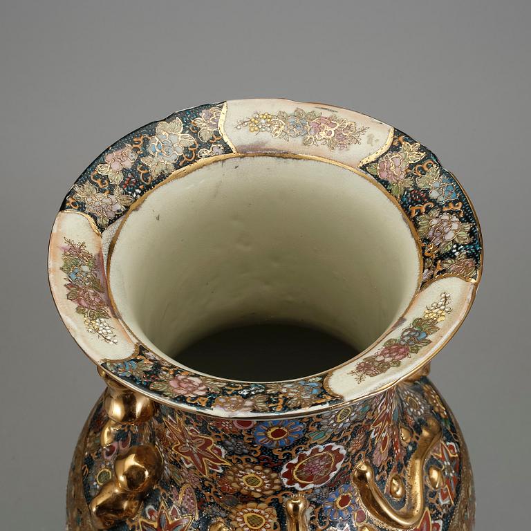 GOLVVAS, porslin. Japan/Kina. 1900-tal.