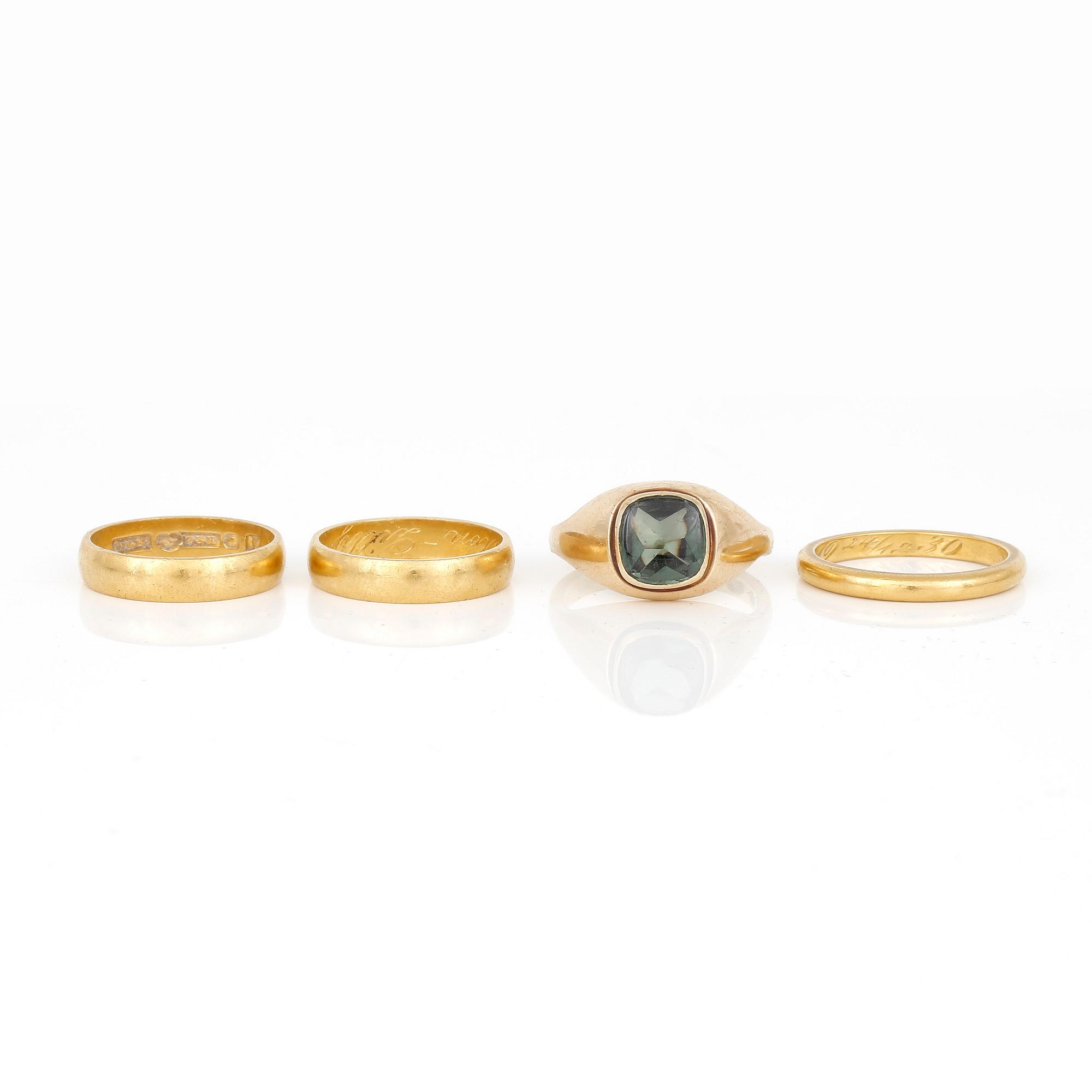 RINGAR, 4 st, 23K guld med sannolikt syntetisk grön spinell, Stockholm, 1900-tals. Total vikt ca 24,40 g.