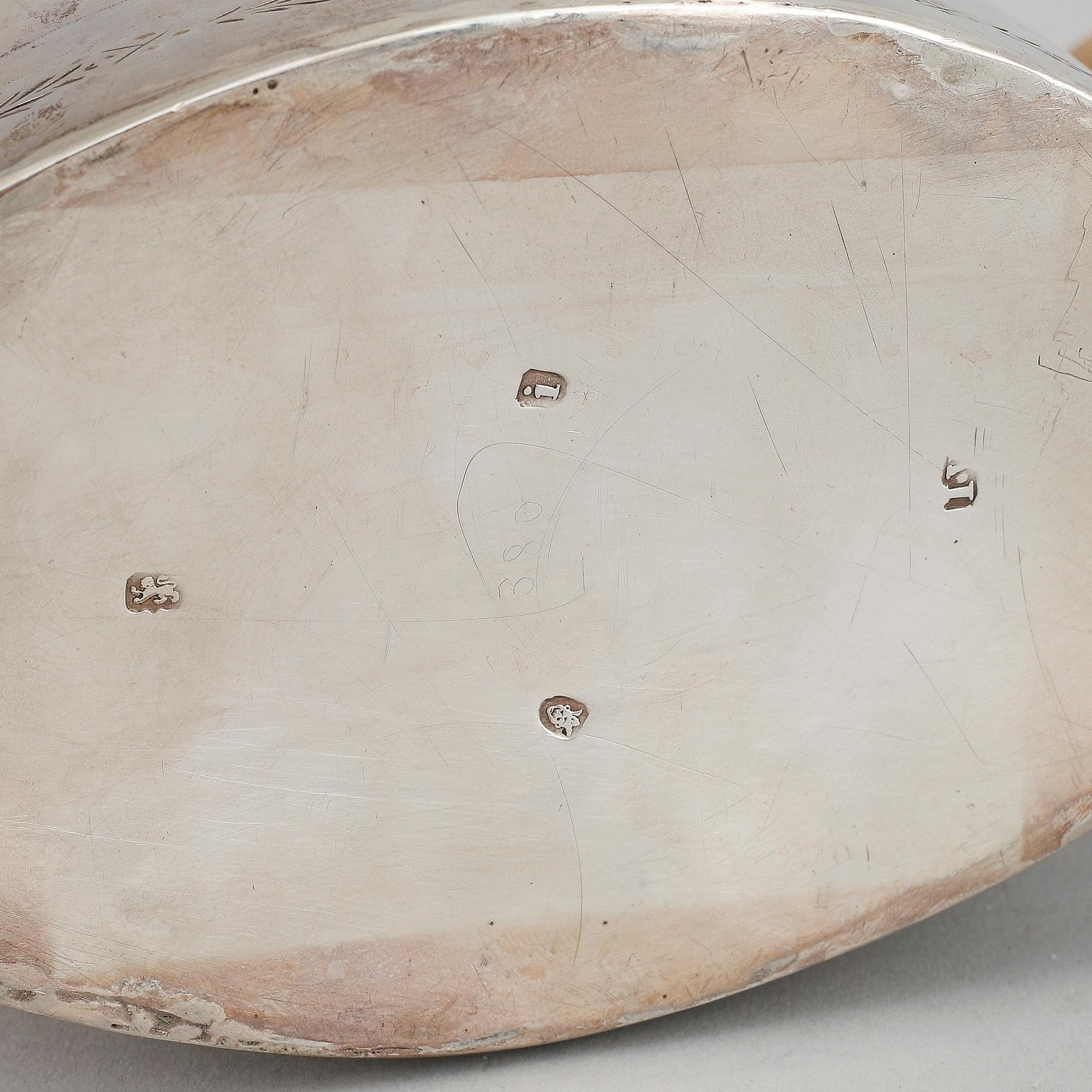 TEKANNA, silver, London, 1824. Vikt cirka 354 gram totalt.