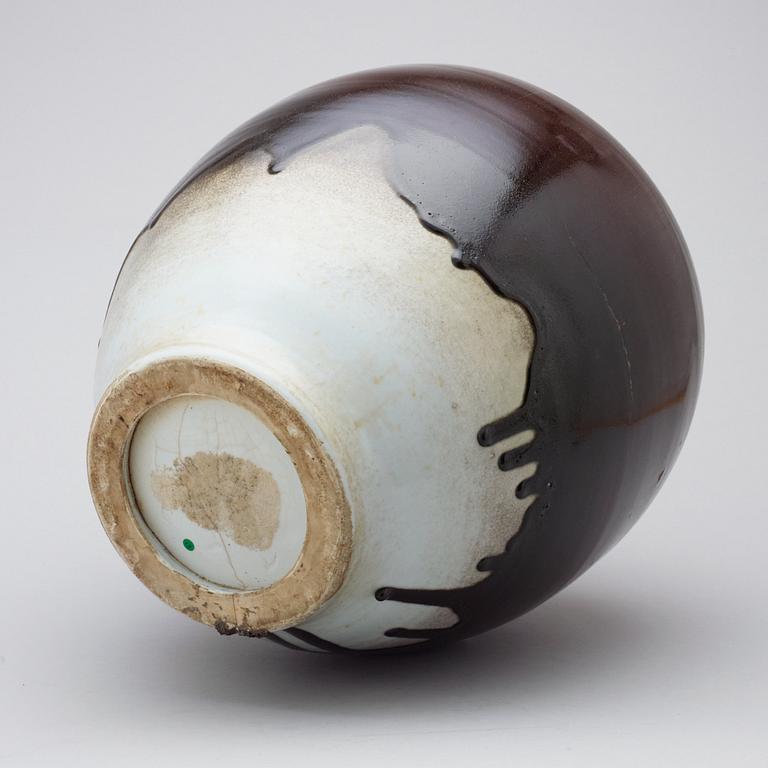 A porcelain vase attributed to Friedl Holzer-Kjellberg, Arabia, Finland, not signed.