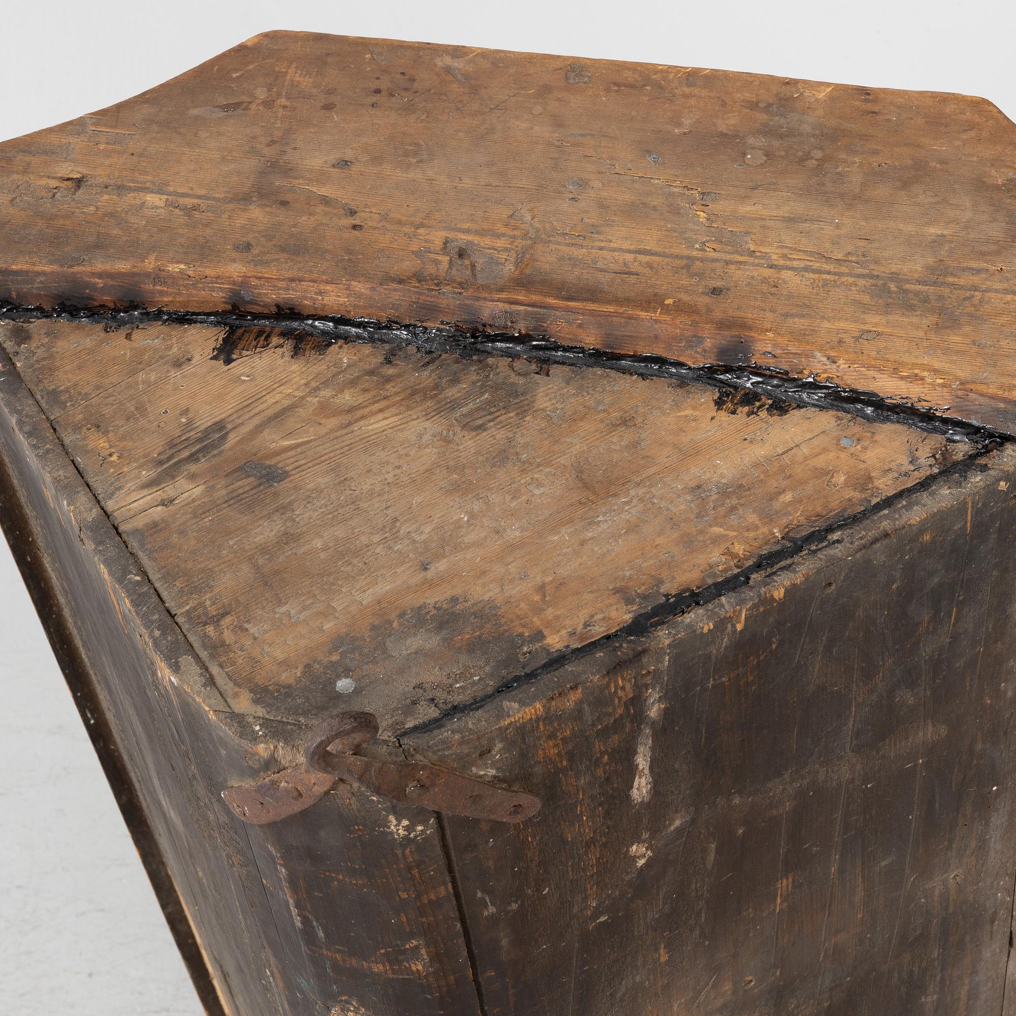 A Swedish late Baroque corner cupboard, first part 18th century.