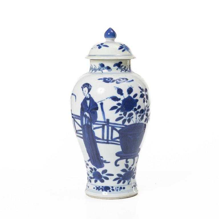 A Chinese blue and white porcelain vase with cover, Qing dynasty, Kangxi (1662-1722).