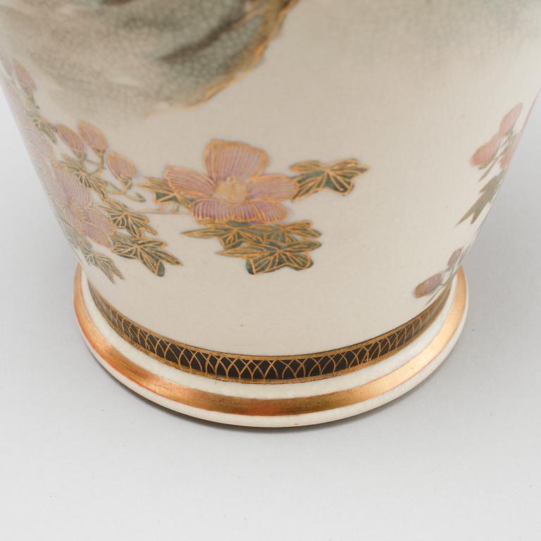 A pair of japanese vases, first half of the 20th century.