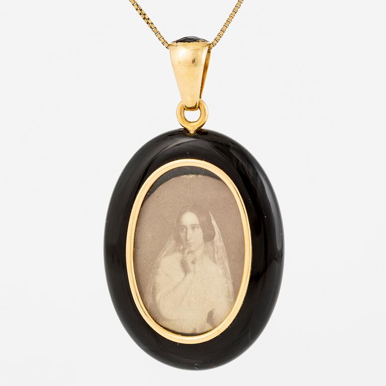 Medallion, 18K gold, onyx, black enamel, and old-cut diamonds, late 19th century.