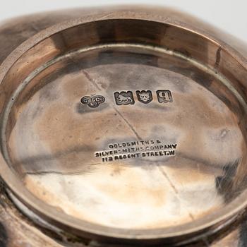 Goldsmiths & Silversmiths Co Ltd, sockerskål silver, London 1911, samt William Robert Smily ströare, silver, London 1868.