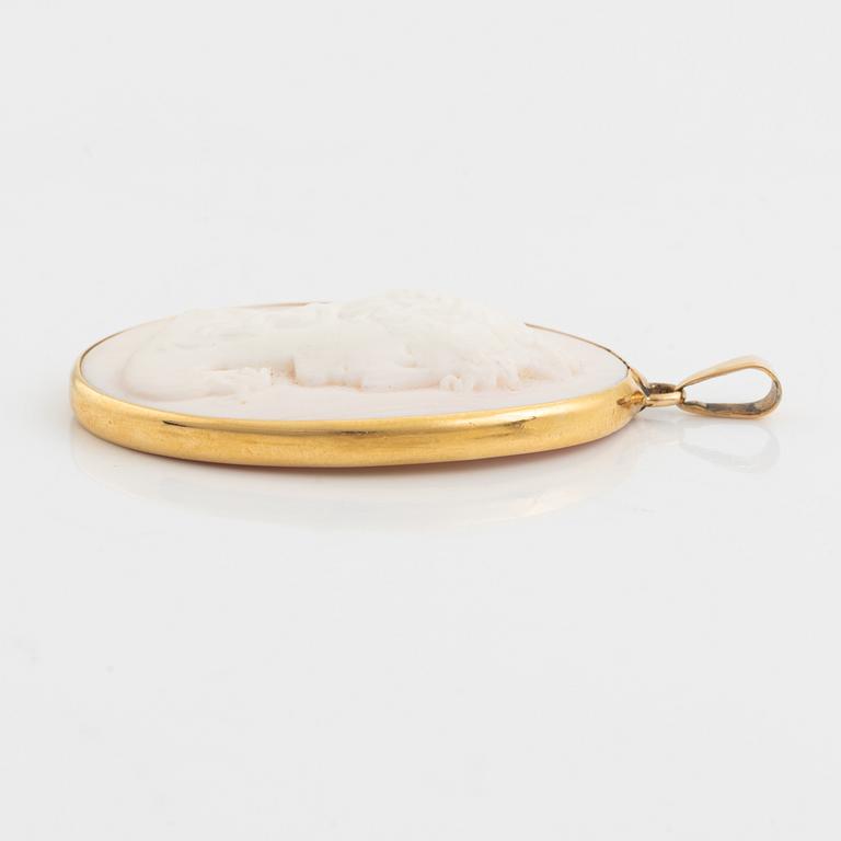 An 18K gold and cameo brooch.