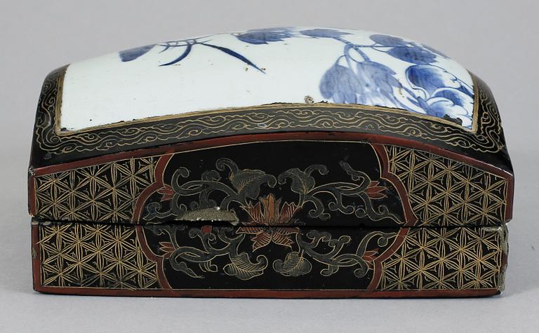 SKRIN, lack, porslin, Kina, omkring år 1900.