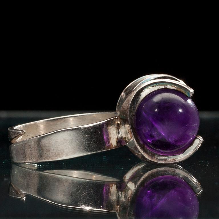 RING, silver med ametister, design Matti J. Hyvärinen, Siro Koru, Åbo 1974.