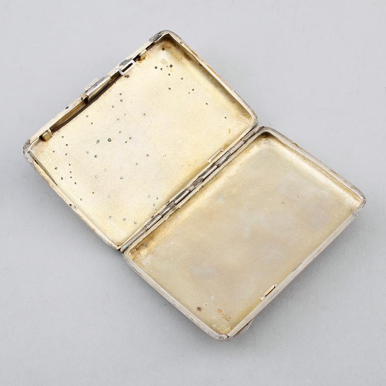 CIGARETTETUI, silver, Ryssland, 1900-talets första hälft. Vikt ca 142 gram.