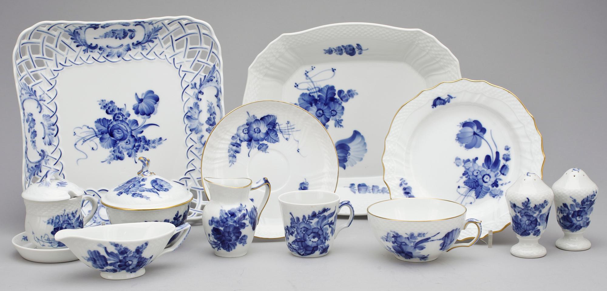 MAT- ,TE- OCH KAFFESERVIS, 145 delar, porslin, "Blå Blomst", Royal Copenhagen, 1900-talets slut.