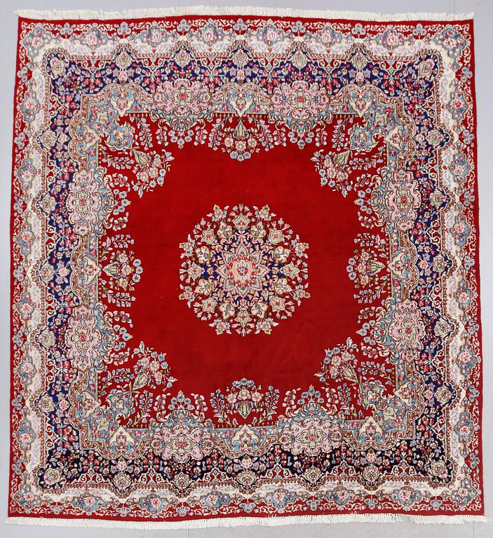 MATTA, orientalisk. Ca 282 x 264 cm.