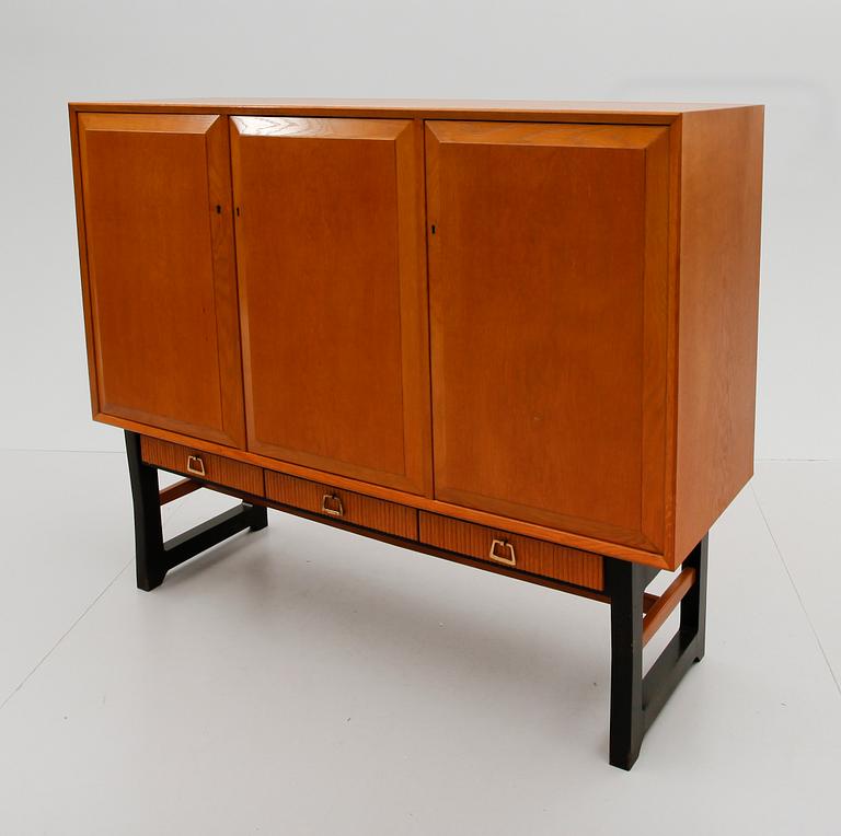 SIDEBOARD, 1900-talets mitt.