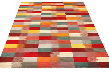 A modern design kilim carpet, a. 295 x 203 cm.