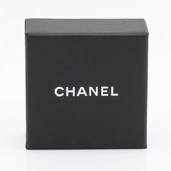 Chanel örhängen, metall, ca 1 x 1 cm, original etui och box.