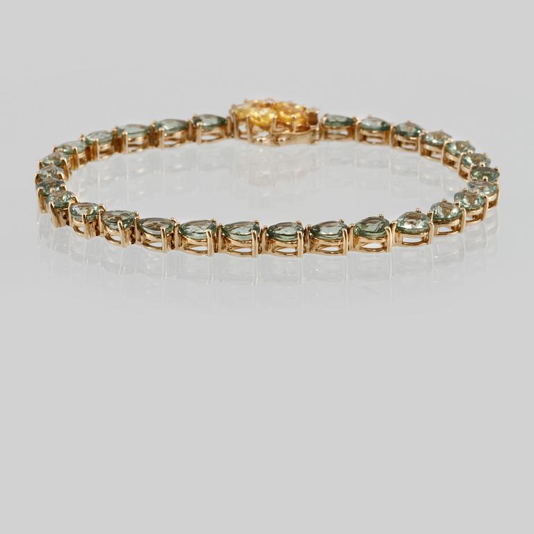 ARMBAND, 18K guld med droppslipade safirer 13.33 ct samt briljantslipad diamant 0.02 ct. Vikt 11,6 gram.