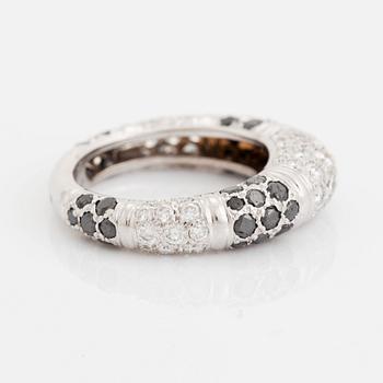 An 18K white gold Grisogono ring set with round brilliant-cut diamonds.