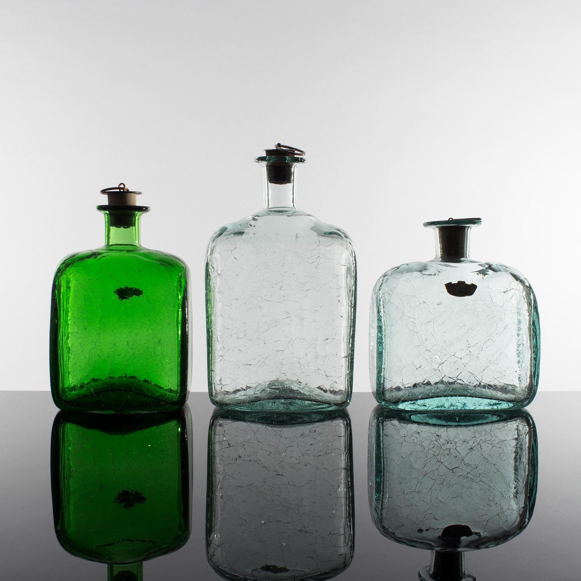 KARAFFER 7 st, sejdlar 2 st, potta och fyllehund, bl a Stockholms glasbruk, Skansen, Ture Berglund.