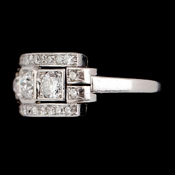 RING, 18 k vitguld, antik- och 8/8 slipade diamanter tot ca 1.10 ct. CF Carlman Stockholm 1938.