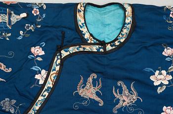 A CHINESE ROBE, silk. Height 137,5 cm. Around 1900.