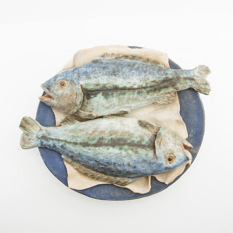 Gunnar Hansson, sculpture, two fish on a plate.