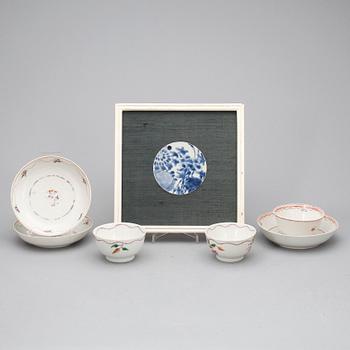 PARTI, porslin, fem delar. Qing dynastin, 1700-tal samt inramad MING SKÄRVA, 1600-tal.