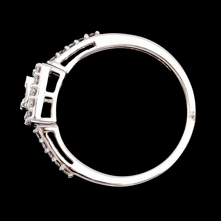 RING, 10 k vitguld, princess- och briljantslipade diamanter totalt 0.40 ct.