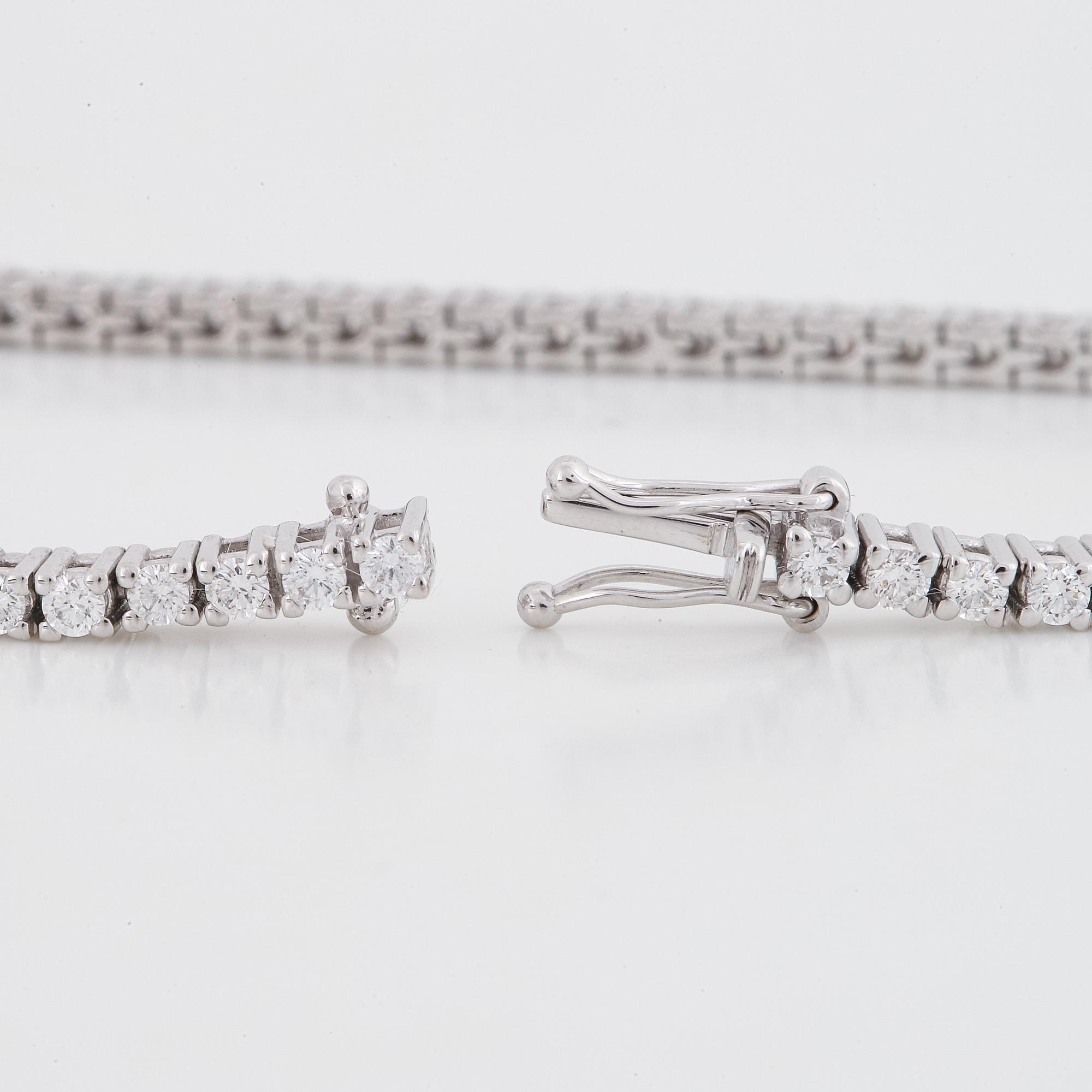 Brilliant-cut diamond tennis bracelet, with certificate HRD.