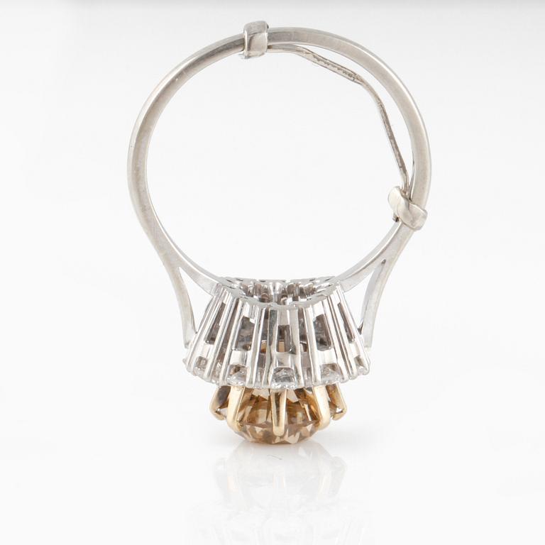 RING, med briljantslipad brun diamant ca 1.60 ct med krans av 11 små vita briljantslipade diamanter totalt ca 0.55 ct.