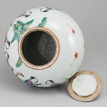 A famille rose jar with cover, Qing dynasty, 19th century.