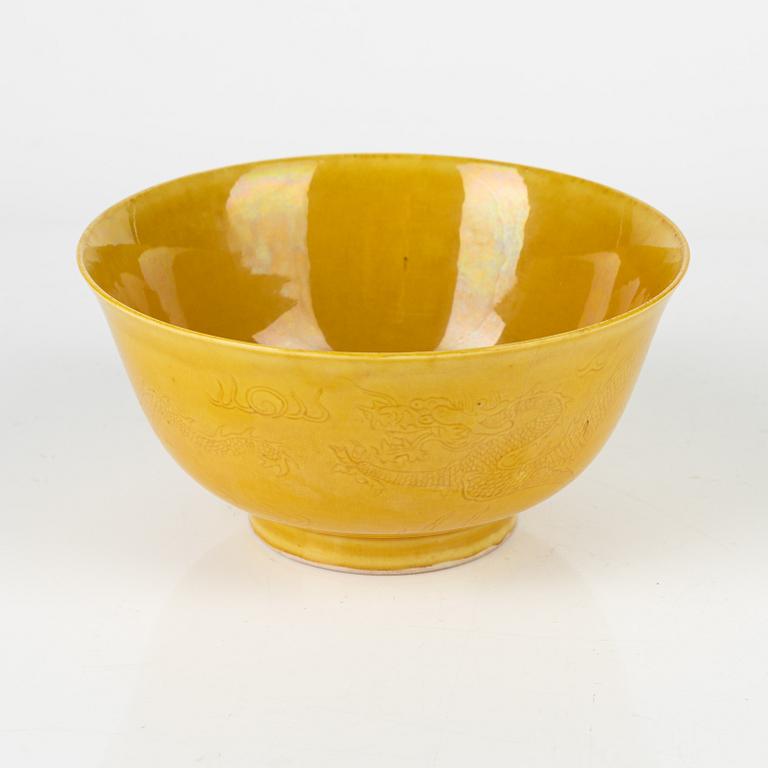 A Chinese yellow 'dragon' bowl, 20th century.