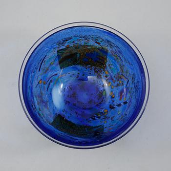 FLASKOR, 2 st, VAS samt SKÅL, glas, Bertil Vallien, Kosta Boda, två signerade delar.