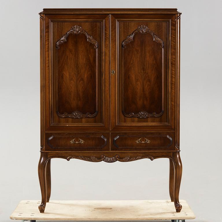 SKÅP, rokokostil, Blomstermåla Möbelfabrik, 1900-talets andra hälft.