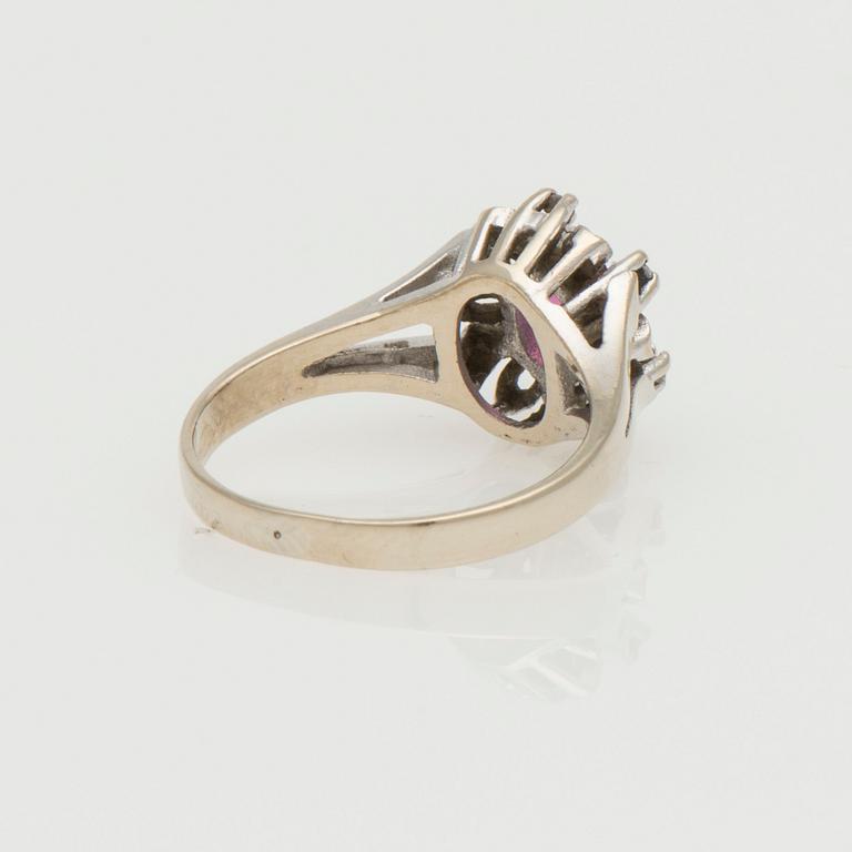 RING, fasettslipad rubin, diamanter, 14K vitguld.