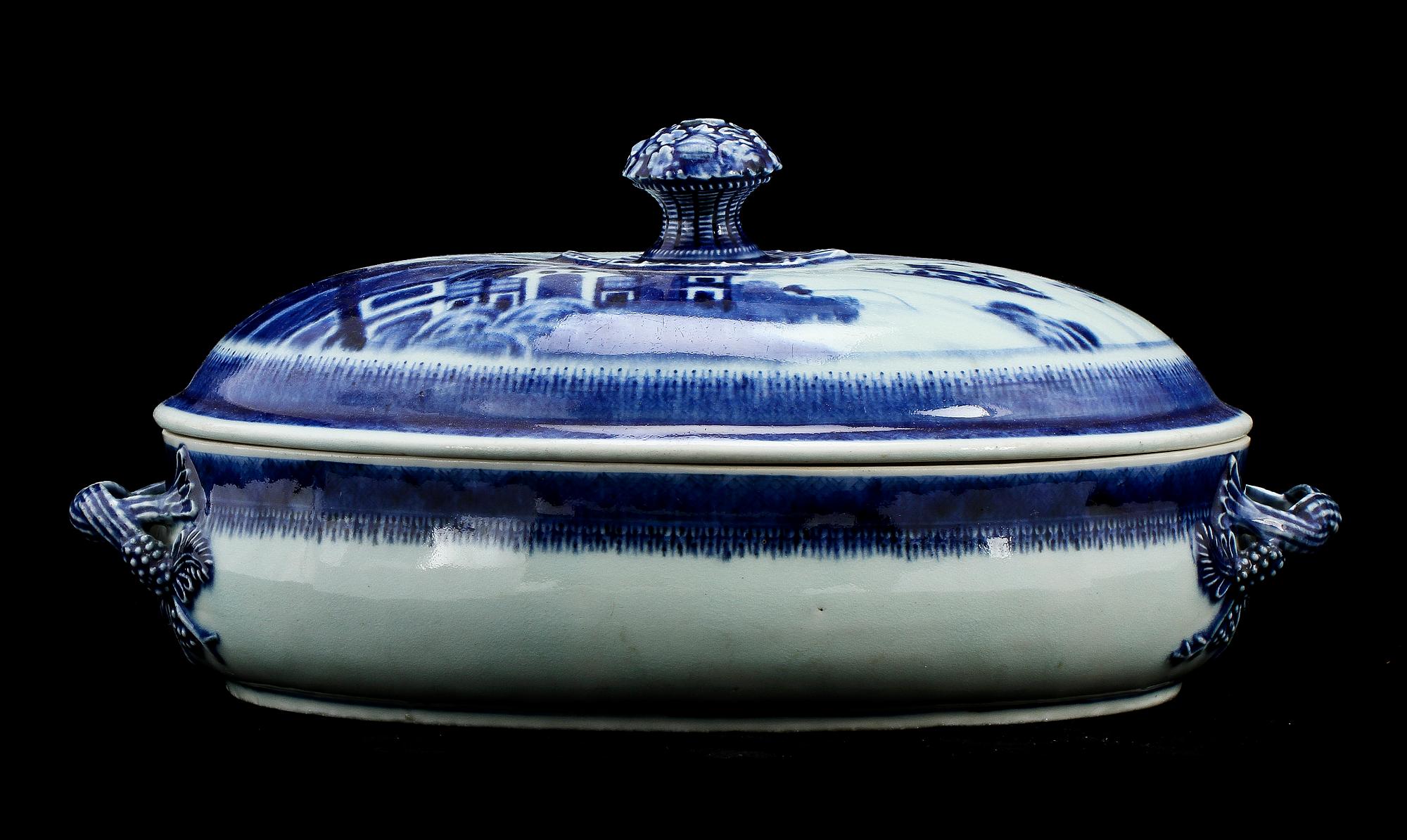 LOCKKAROTT, porslin, Kina, sekelskiftet 1700/1800-tal.