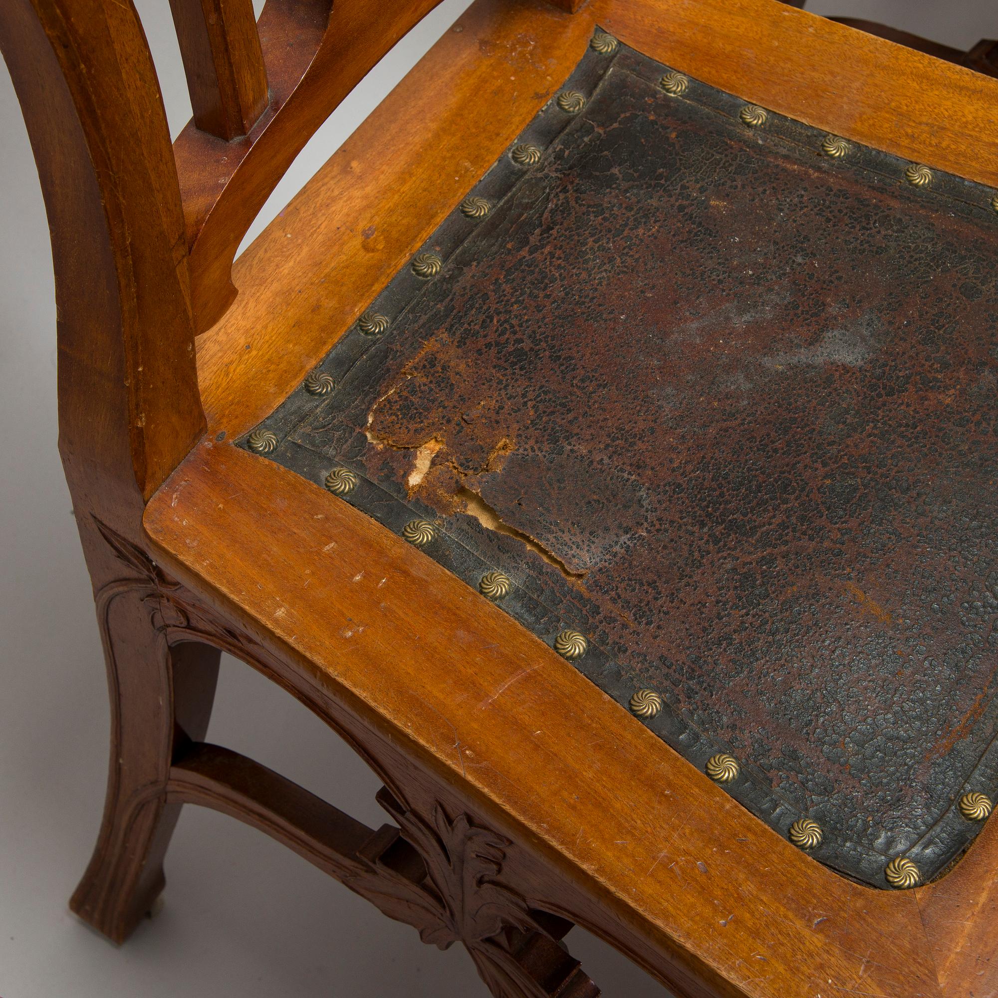 Karl Tirén, An Art Nouveau mahogany dining table with twelve chairs, A.B Naeslunds Möbelfabrik i Umeå, approx. 1901.