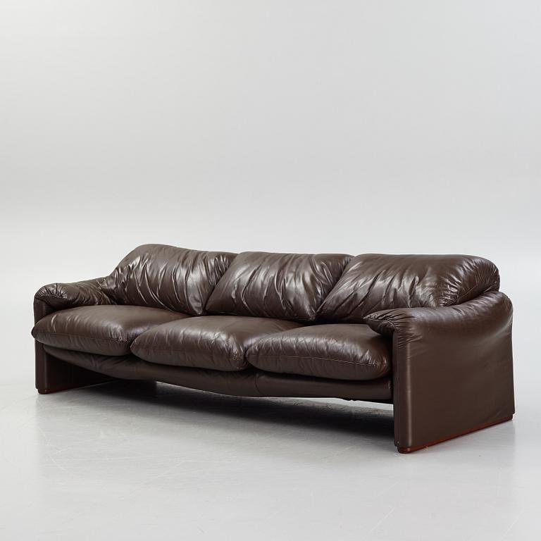 A Vico Magistretti leather sofa, "Maralunga" Cassina, Italy 20th century latter part.