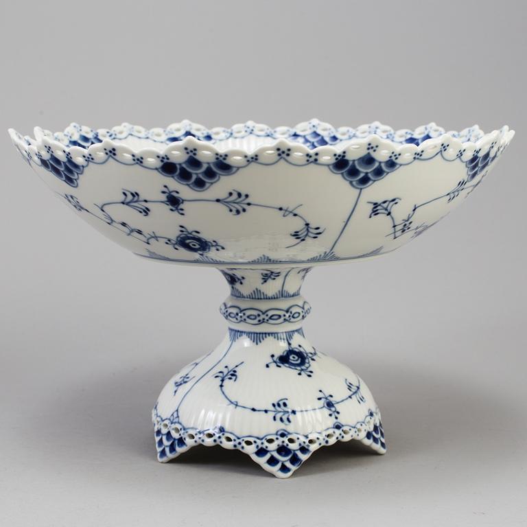 A set of 7 pieces of tableware "Musselmalet" by Royal Copenhagen.