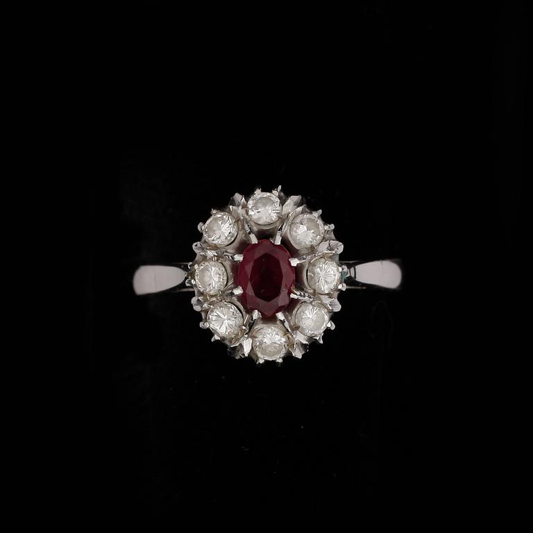 RING, 18K vitguld med rubin samt briljantslipade diamanter totalt ca 0,4ct. Vikt ca 4,2g.