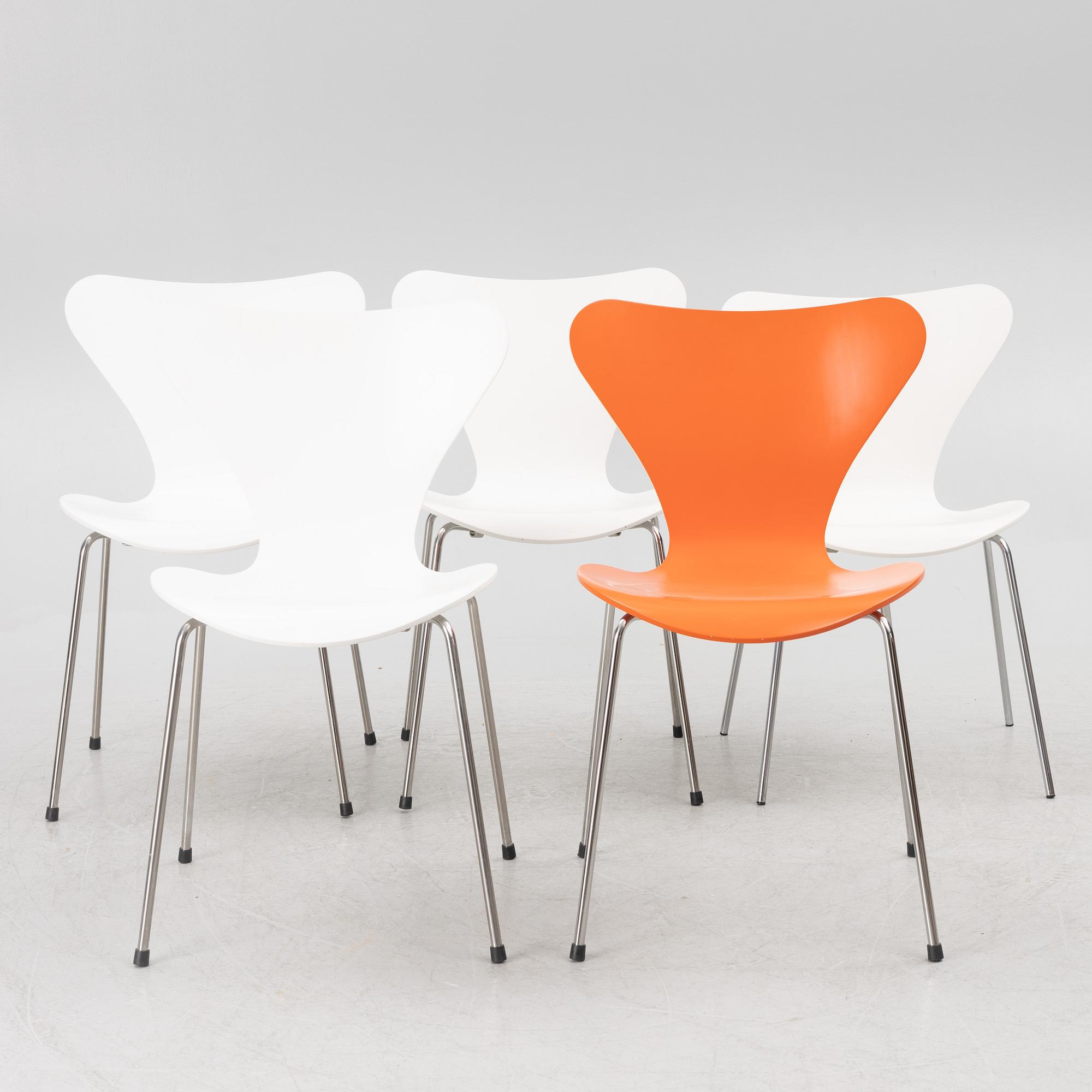 Arne Jacobsen, stolar 5 st, "Sjuan" för Fritz Hansen Danmark, 2011.