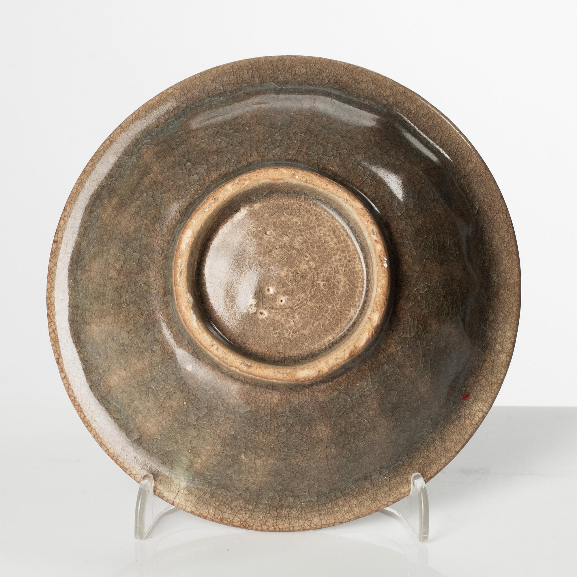 A ge glazed dish, Ming dynasty (1368-1644).