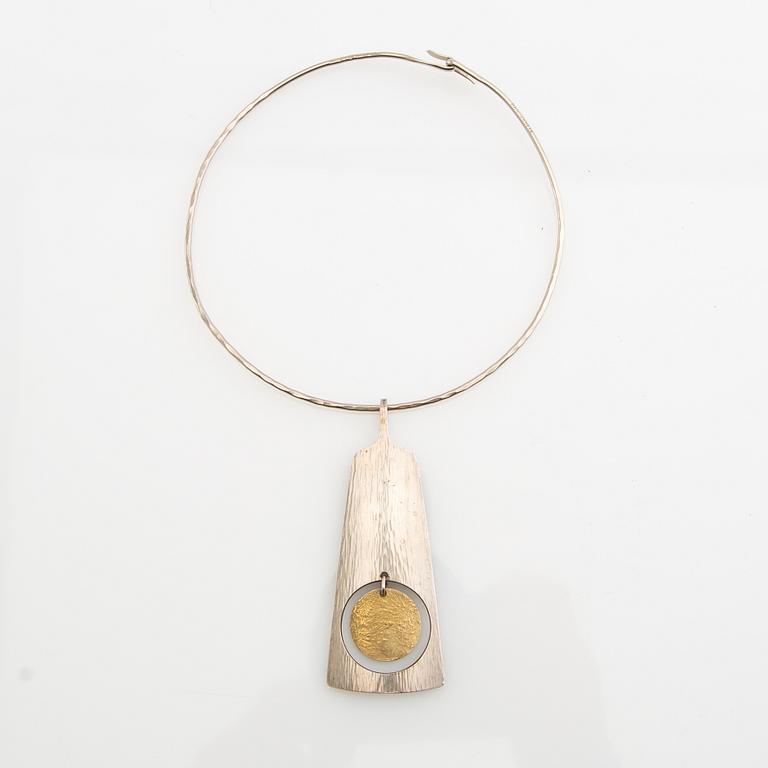 Neck ring, 18K white gold, Pernlos Gold & Silversmithing, 1976, Malmö, and pendant, sterling silver, Hans Hansen, Denmark.