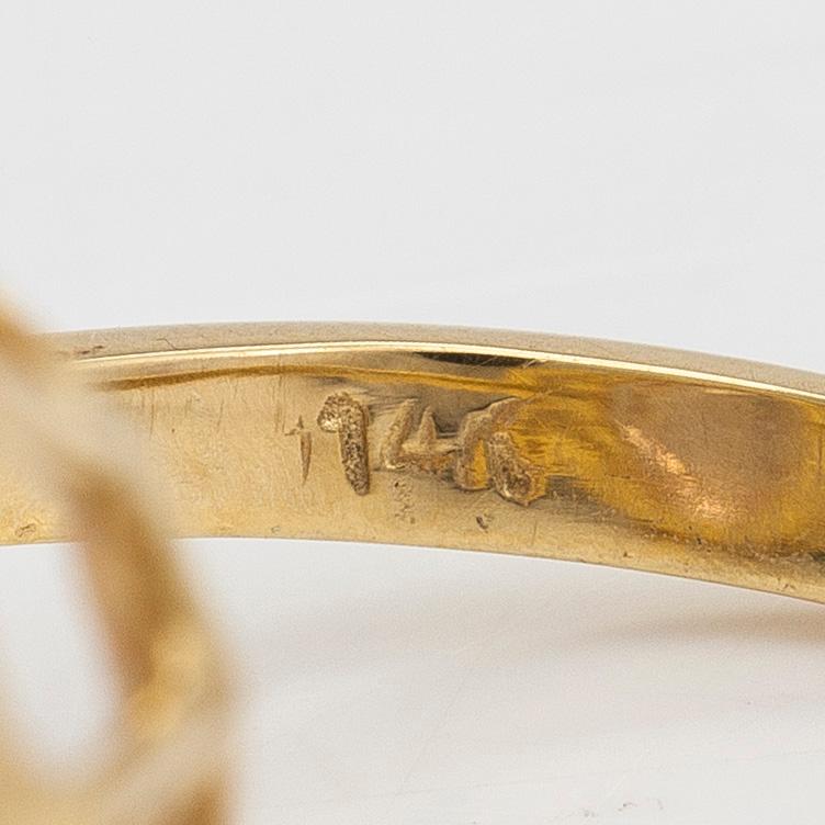 A 14K gold ring with an oval morganite and diamonds approx. 0.40 ct in total.