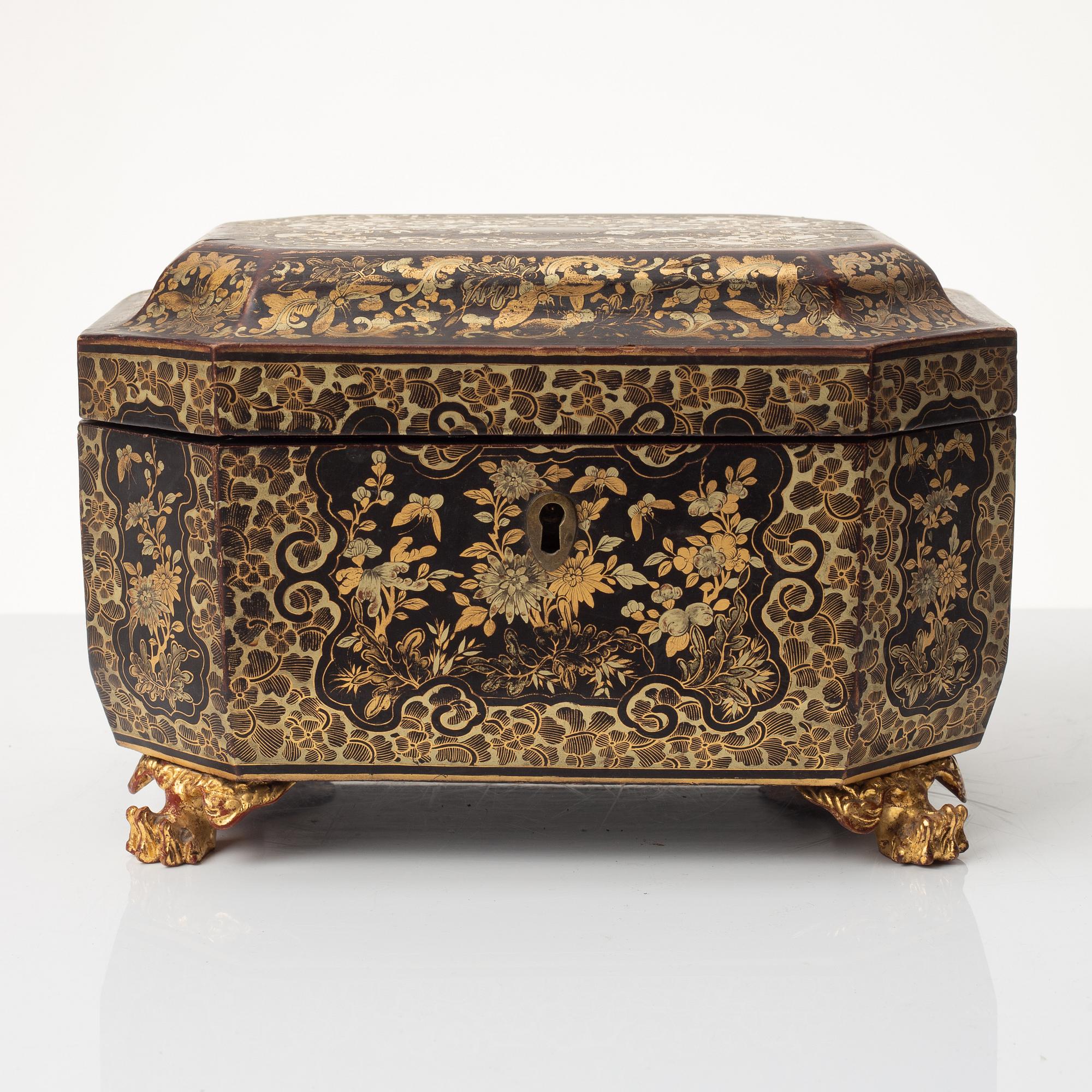 A lacquered box, China, 19th century.