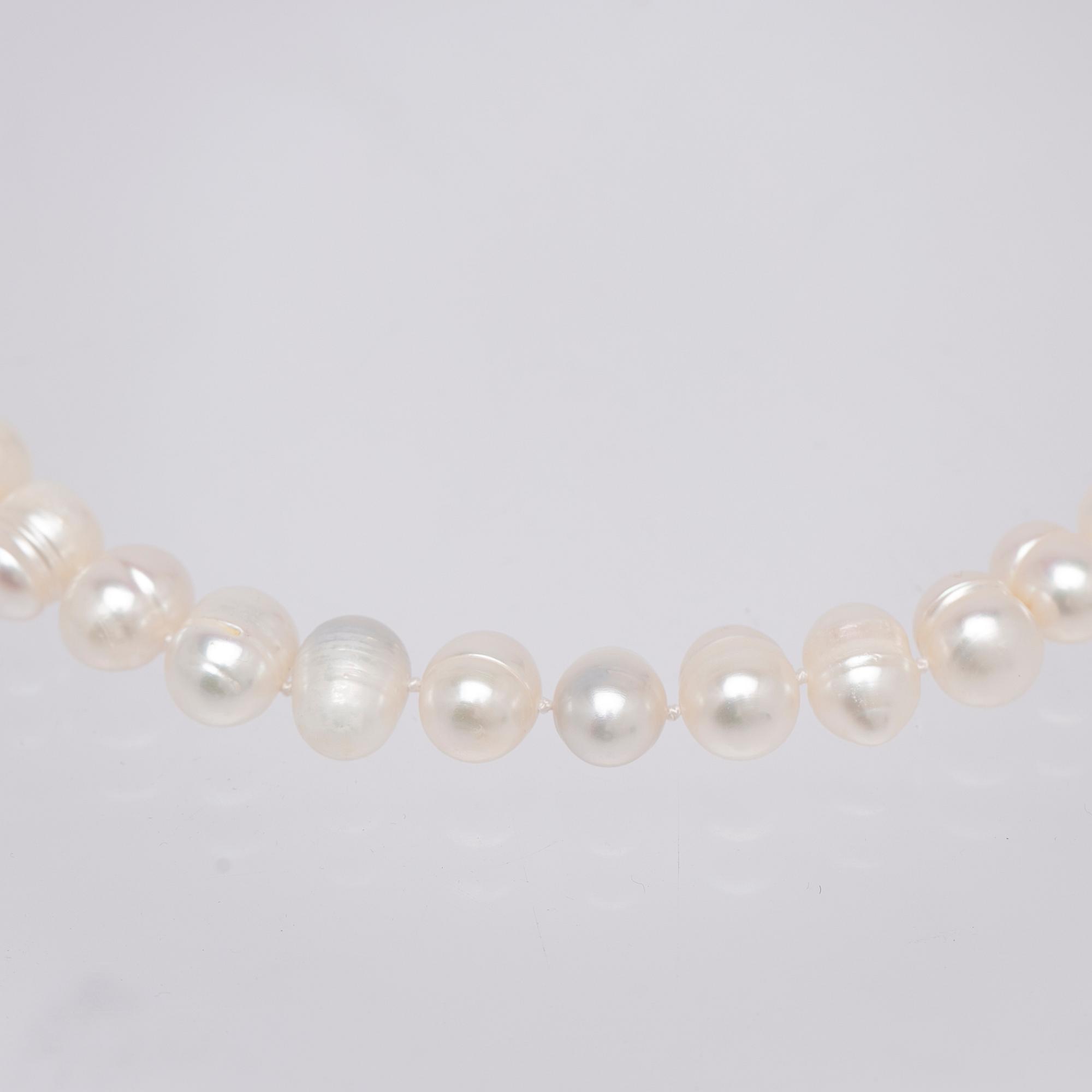 Necklace, cultured freshwater pearls and clasp 14K gold.