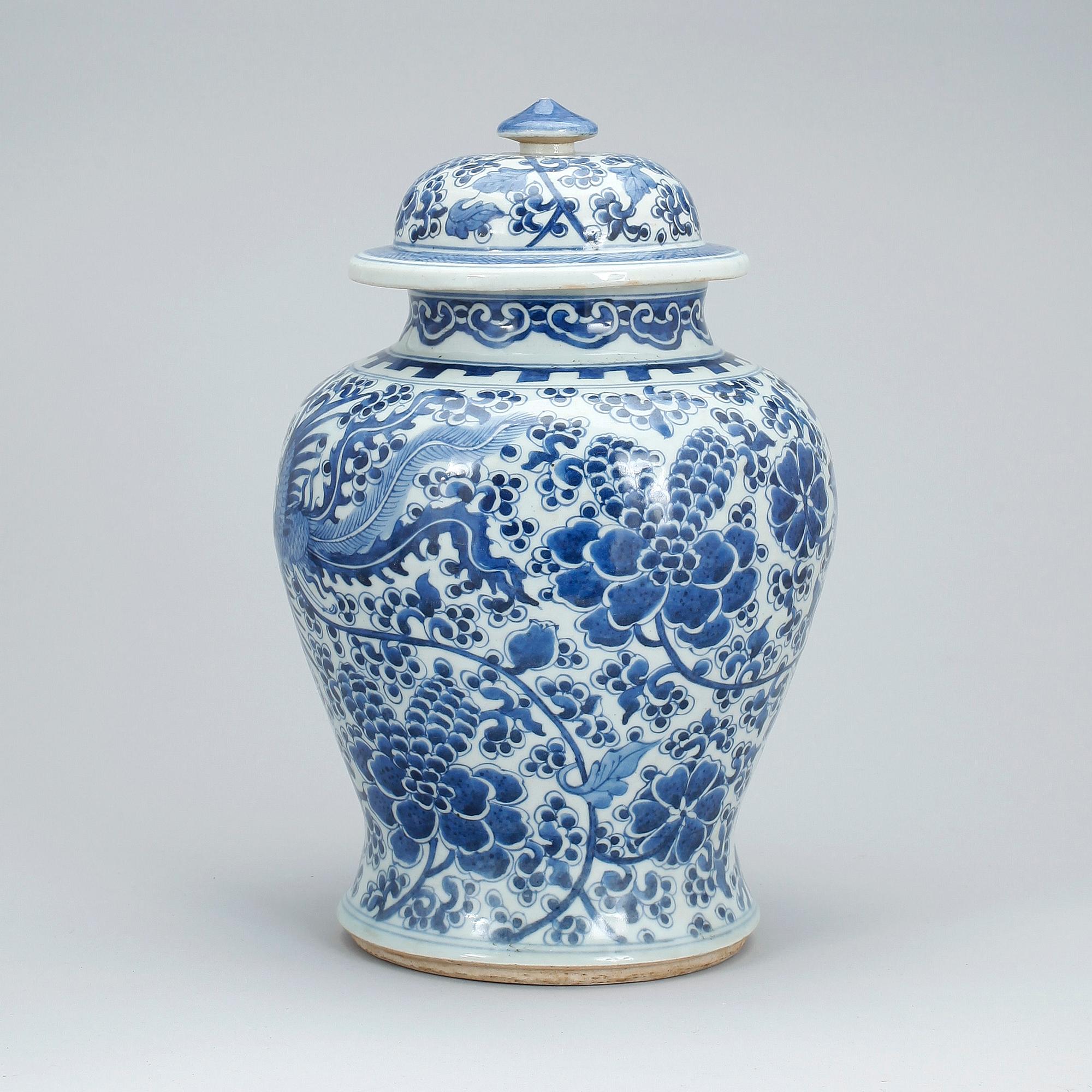 URNA med LOCK, porslin, Kina, Kangxi-stil, 1900-tal.