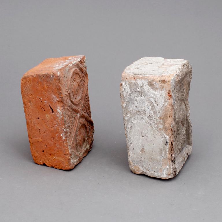 TEGELSTENAR, 2 stycken, renässans, 1500-tal.